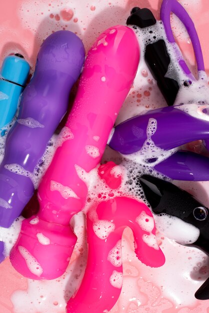 Gros plan sur le nettoyage des jouets sexuels