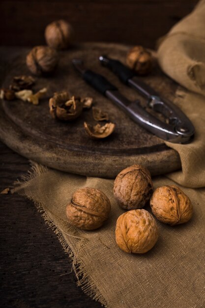 Gros plan de noix biologiques sur la table