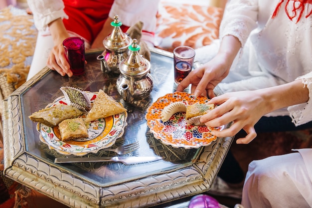 Gros plan de la nourriture arabe au restaurant