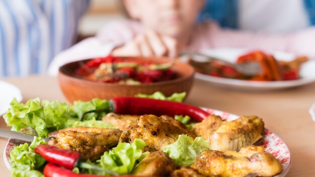 Gros plan de la nourriture délicieuse sur la table