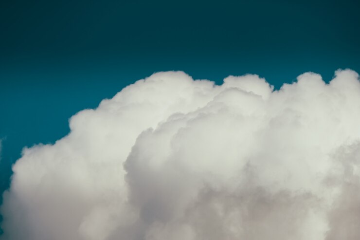 Photo gratuit gros plan d'un nuage dans un ciel bleu