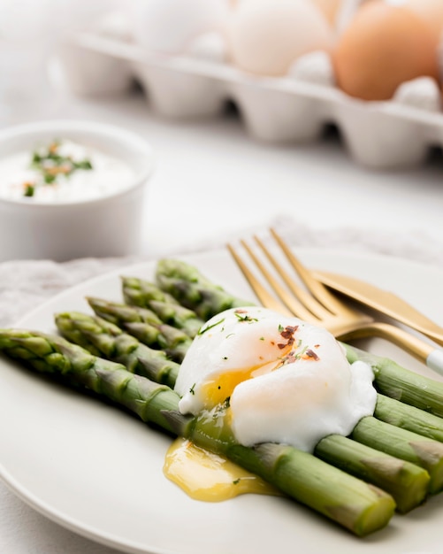 Photo gratuite gros plan, oeuf frit, à, asperges