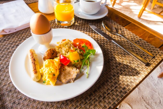 Gros plan d&#39;omelette d&#39;oeufs pour le petit-déjeuner.