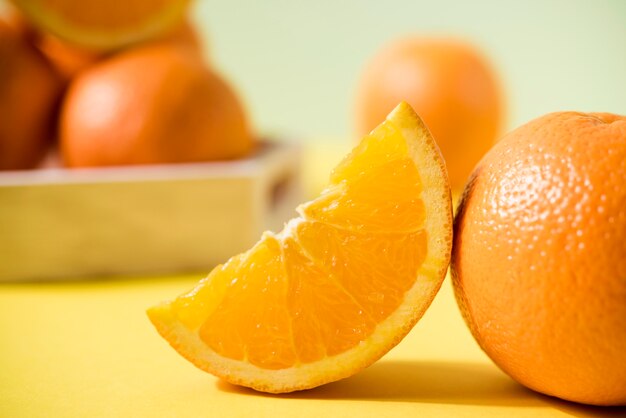 Gros plan des oranges fraîches sur la table