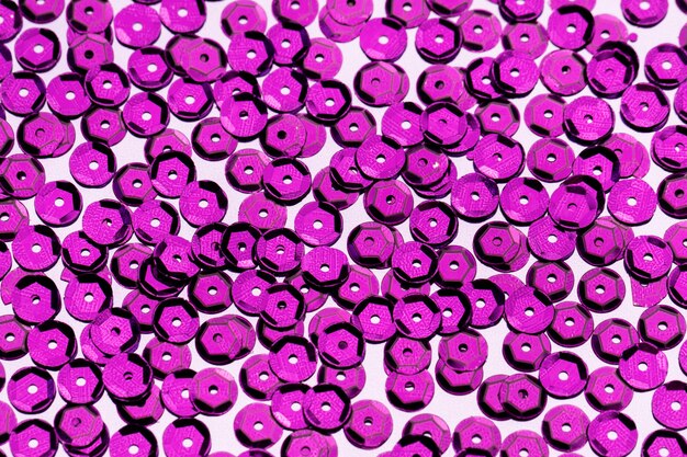 Gros plan sur les paillettes violettes