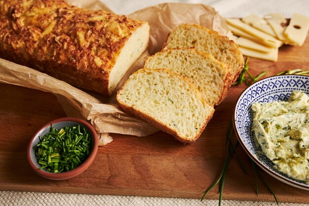 Gros plan de pain au fromage sur une table en bois