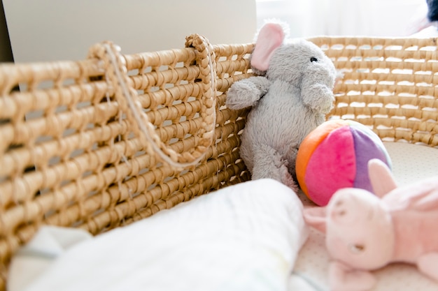 Gros plan d'un panier bébé et jouets