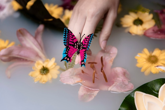 Gros plan papillon et fleurs thérapeutiques