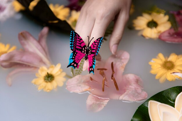 Gros plan papillon et fleurs thérapeutiques