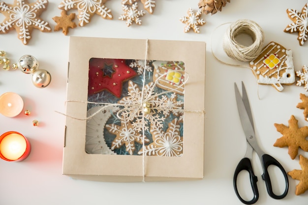 Gros plan d&#39;un paquet créé pour Noël avec des cookies