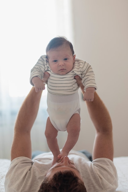 Gros plan, parent, jouer, bébé