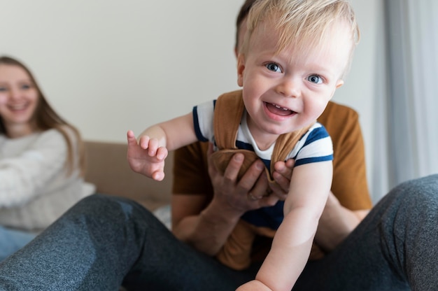 Photo gratuite gros plan des parents avec enfant souriant