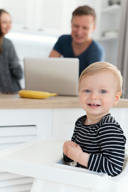 Gros plan des parents et des enfants flous