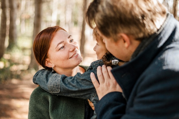 Photo gratuite gros plan, parents, étreindre, gosse