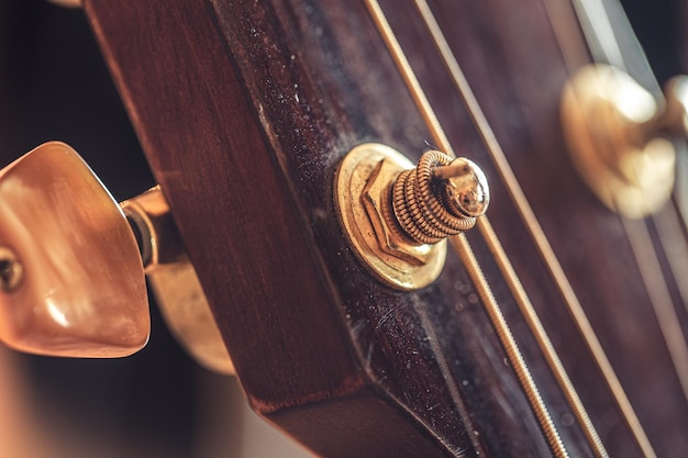 Photo gratuite gros plan sur une partie d'un détail macro de guitare acoustique