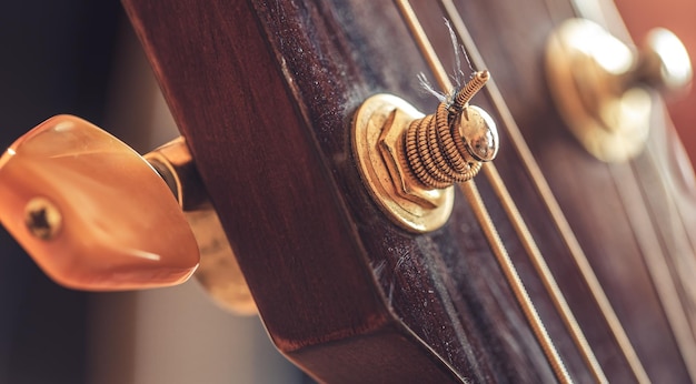 Photo gratuite gros plan sur une partie d'un détail macro de guitare acoustique