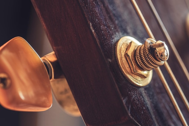 Photo gratuite gros plan sur une partie d'un détail macro de guitare acoustique