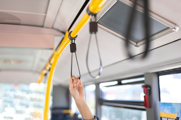 Gros plan sur le passager du bus