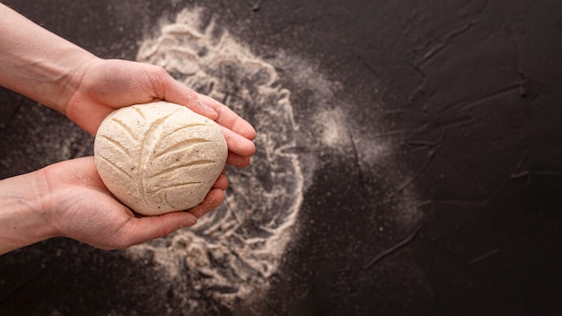 Gros plan de la pâte à pain avec un fond sombre