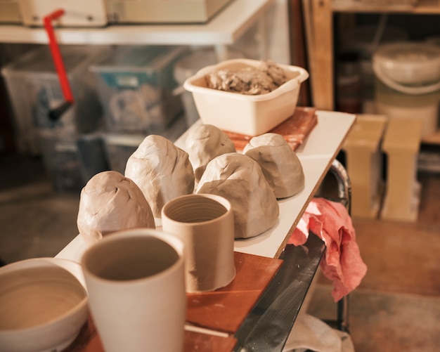 Gros plan, pâte, pétrie vase en céramique sur table