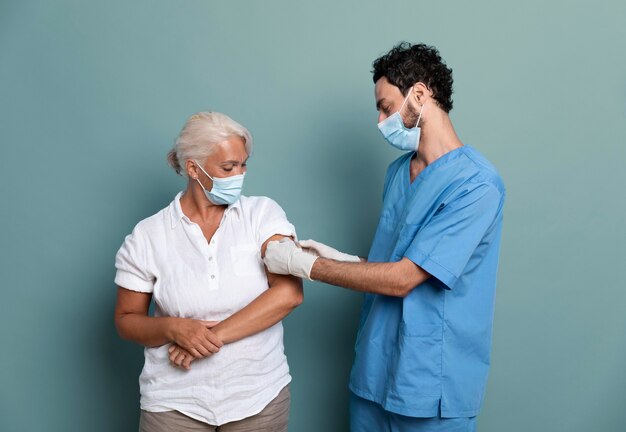 Gros plan sur le patient après avoir été vacciné