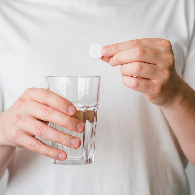 Gros plan patient avec pilule ronde