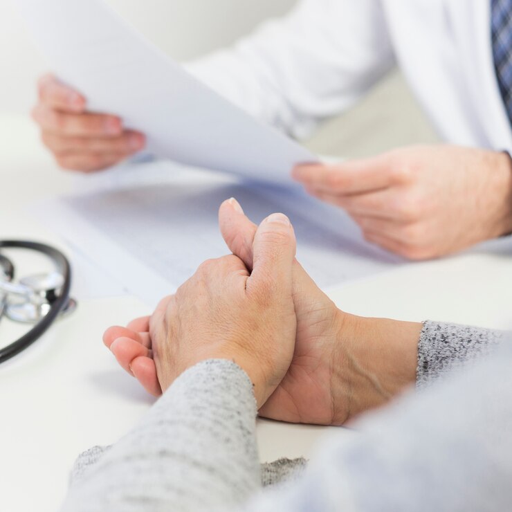 Photo gratuit gros plan, patiente, séance, près, docteur, tenue, rapport médical