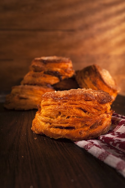 Gros plan sur une pâtisserie colombienne maison fraîchement préparée sur la table