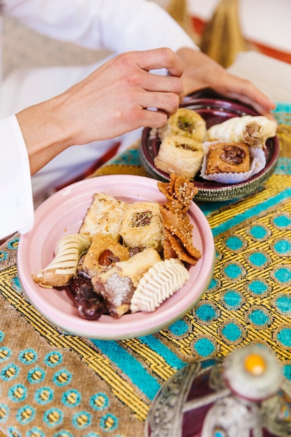 Gros plan de pâtisseries arabes