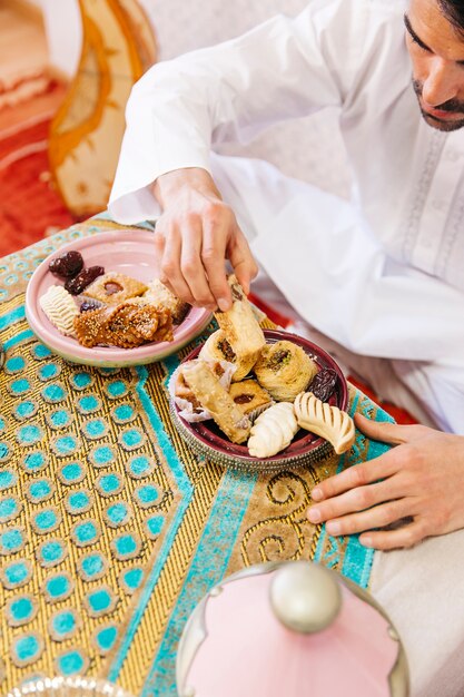 Gros plan de pâtisseries arabes