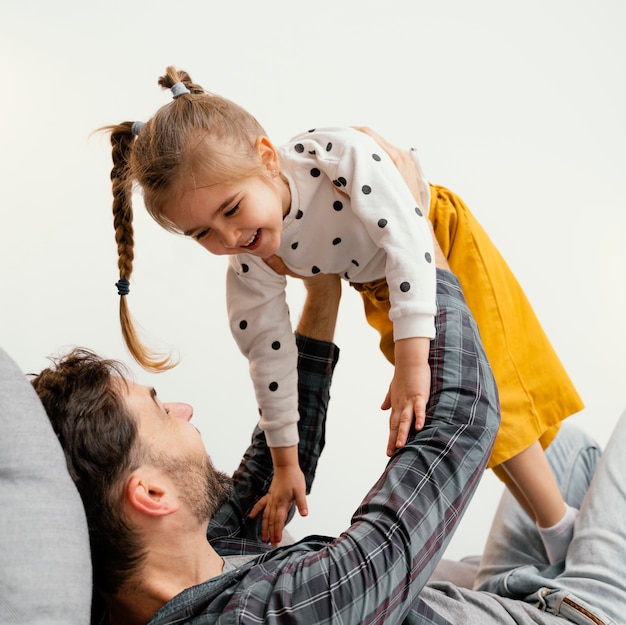 Photo gratuite gros plan père et enfant s'amusant