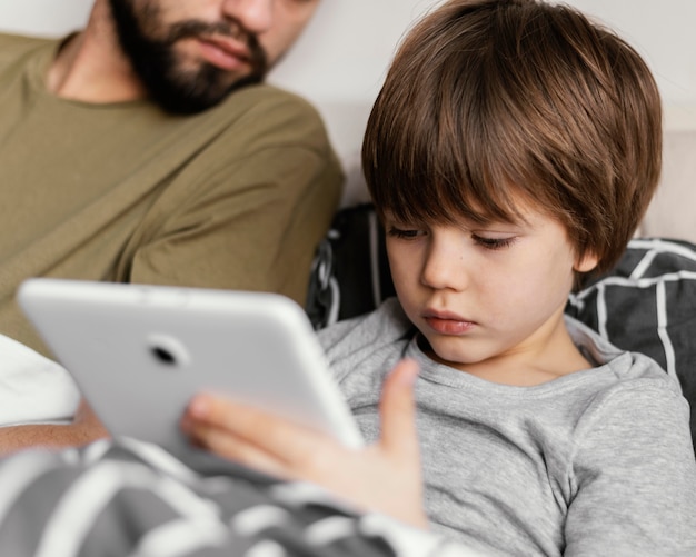 Photo gratuite gros plan père et enfant avec tablette