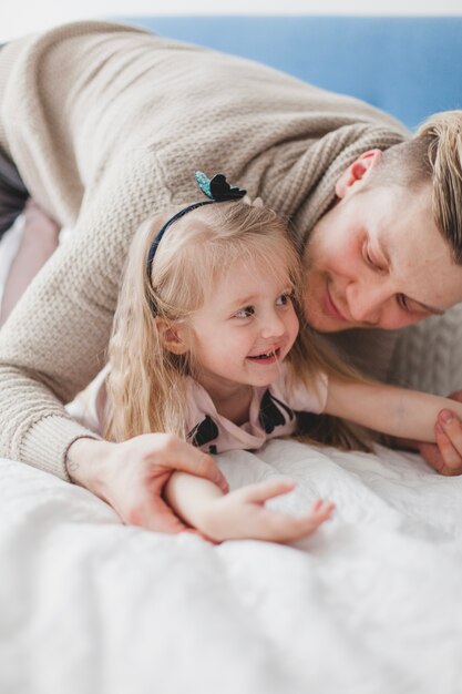 Gros plan de père et de fille heureux