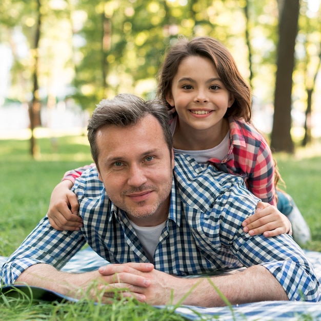 Gros Plan, Père, Fille, Mensonge, Couverture, Parc