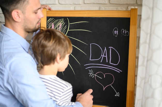 Photo gratuite gros plan, père fils, dessin