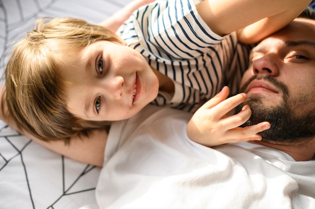 Gros plan père et fils mignon