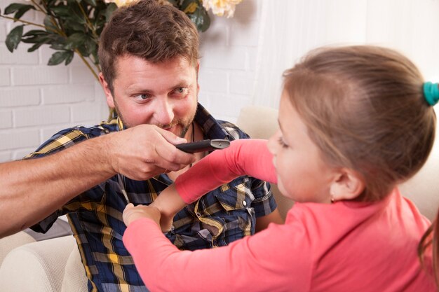 Gros plan de père jouant avec la télécommande