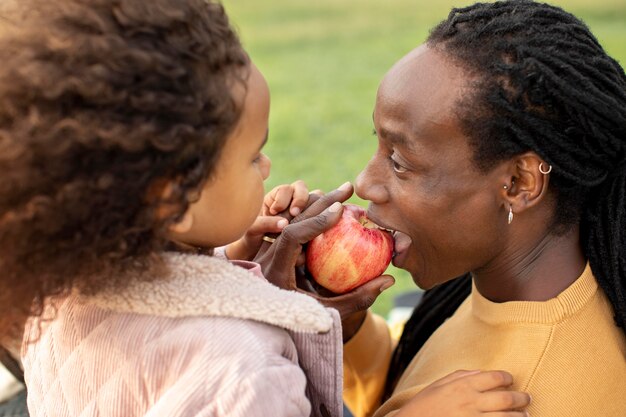 Gros plan, père, manger, pomme