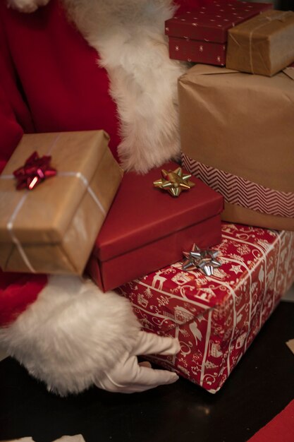 Gros plan, père noël, tenue, coffrets cadeaux