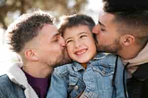 Photo gratuite gros plan des pères embrassant un enfant sur la joue