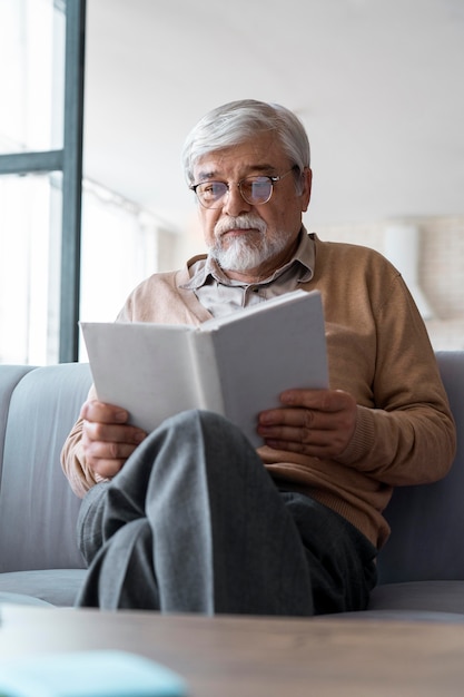 Gros plan sur une personne âgée tout en apprenant