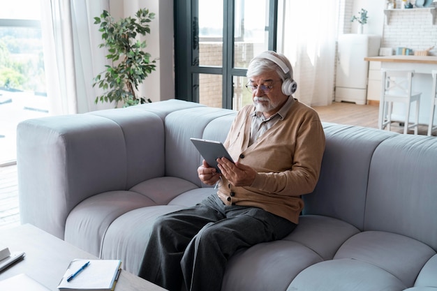 Gros plan sur une personne âgée tout en apprenant