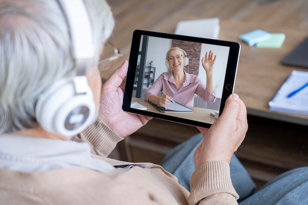 Gros plan sur une personne âgée tout en apprenant