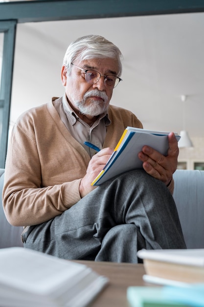 Photo gratuite gros plan sur une personne âgée tout en apprenant