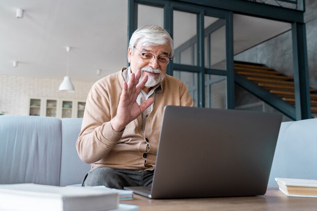 Gros plan sur une personne âgée tout en apprenant