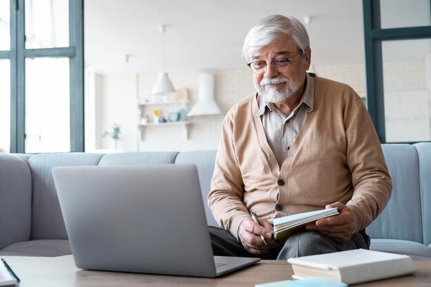 Gros plan sur une personne âgée tout en apprenant