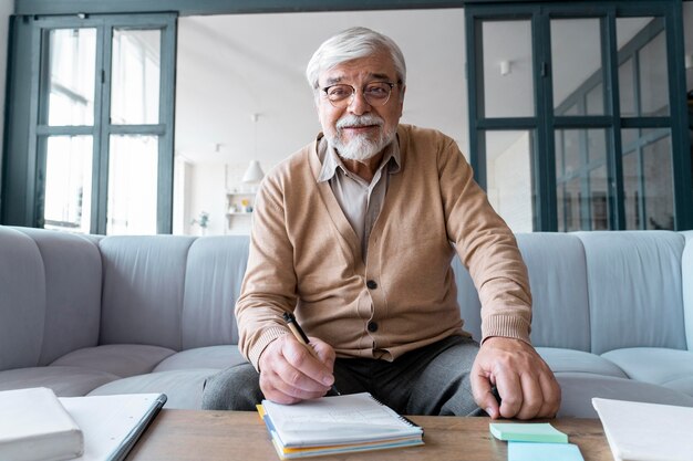 Gros plan sur une personne âgée tout en apprenant