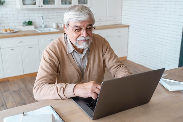 Gros plan sur une personne âgée tout en apprenant