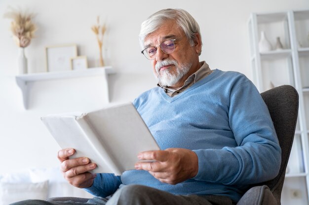 Gros plan sur une personne âgée tout en apprenant