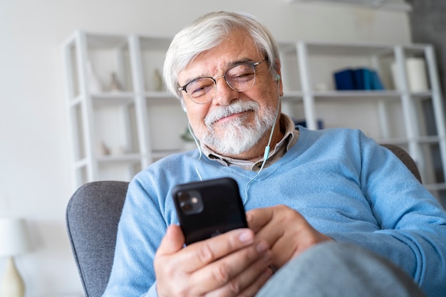 Photo gratuite gros plan sur une personne âgée tout en apprenant